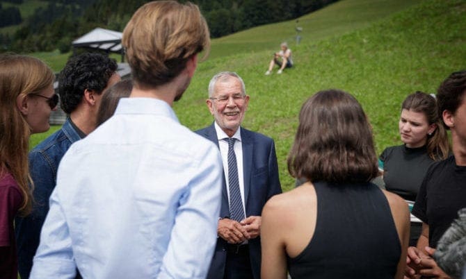 Alexander Van der Bellen mit Jugendlichen