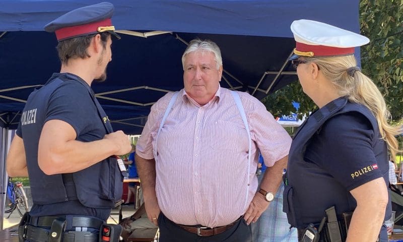 Paul Stadler und Polizisten