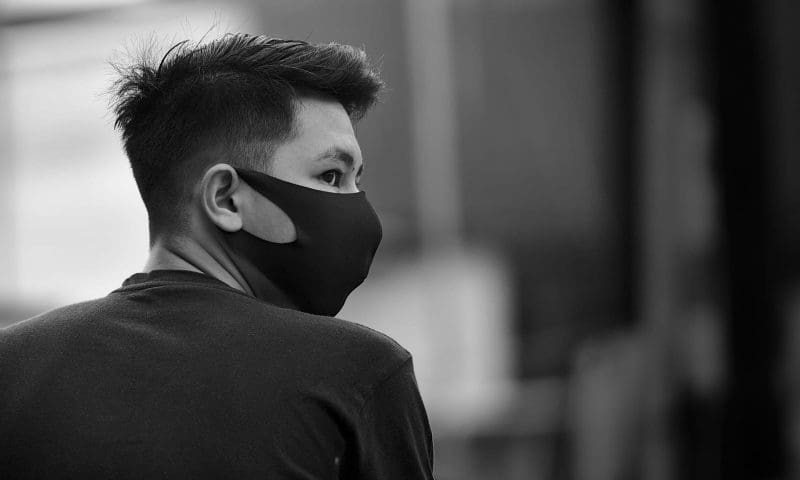 Mann mit Maske