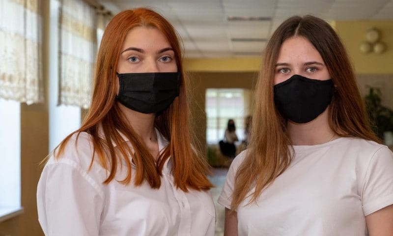 Schüler mit Maske
