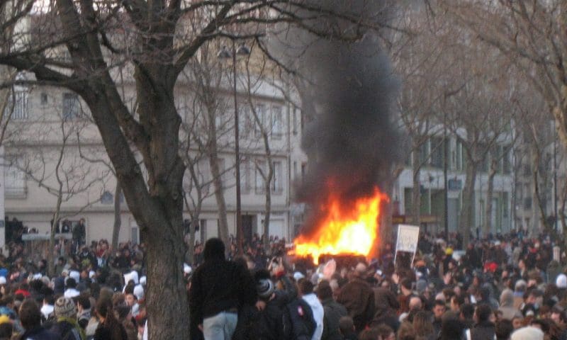 Demo / Auto brennt