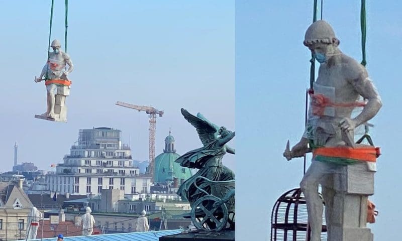 Parlamentsstatue mit Maske