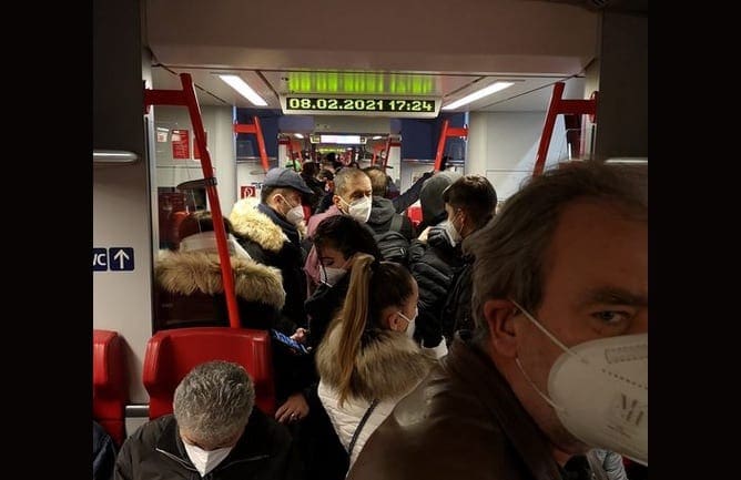 Menschen in S-Bahn