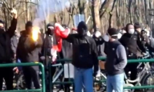 Vermummte “Antifa”-Aktivisten verbrannten Österreich-Fahne und traten sie mit Füßen