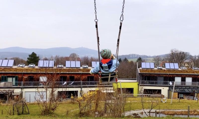 Kind_Schaukel