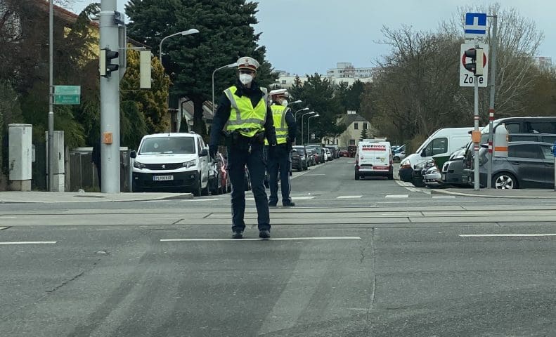 Polizist mit Maske