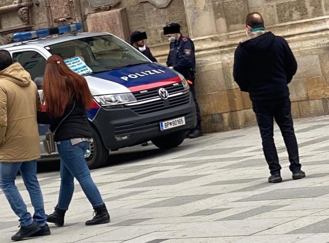 Polizisten ohne Maske