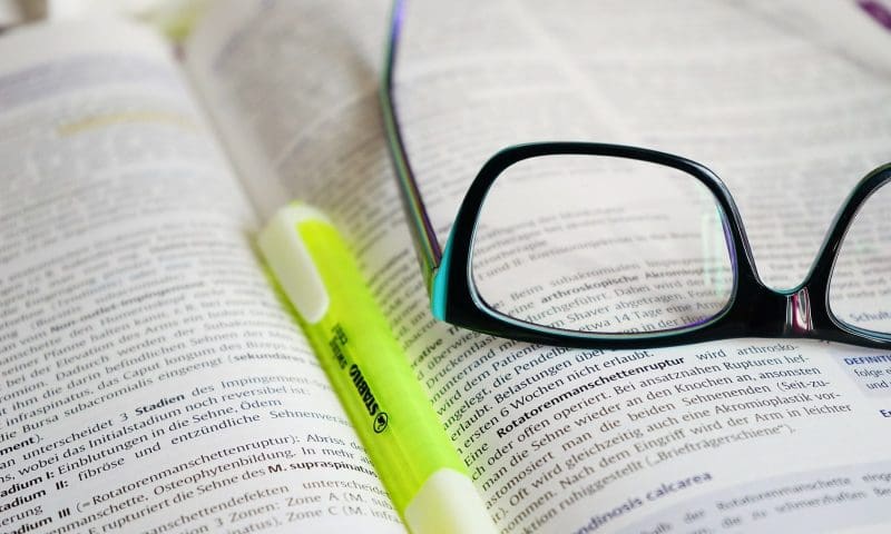 Brille / Buch