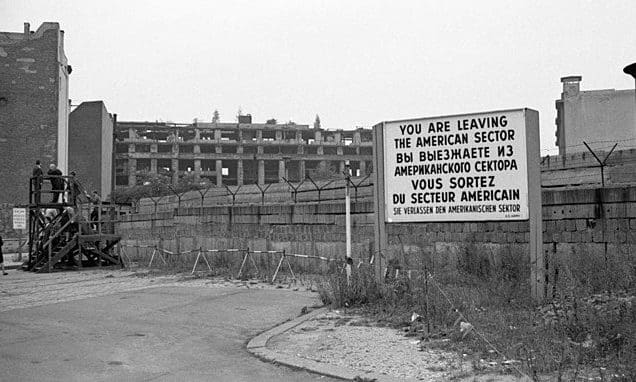 Berlin Wall set / wikimedia (CC-BY-2.0)