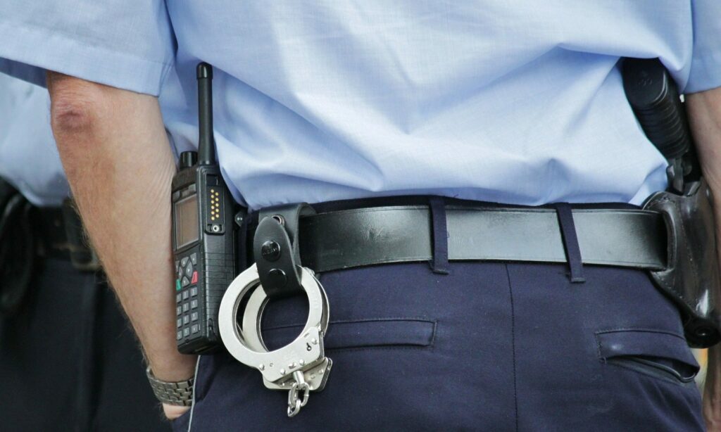 Polizistin mit Handschellen