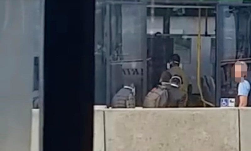 Flüchtlinge besteigen Bus