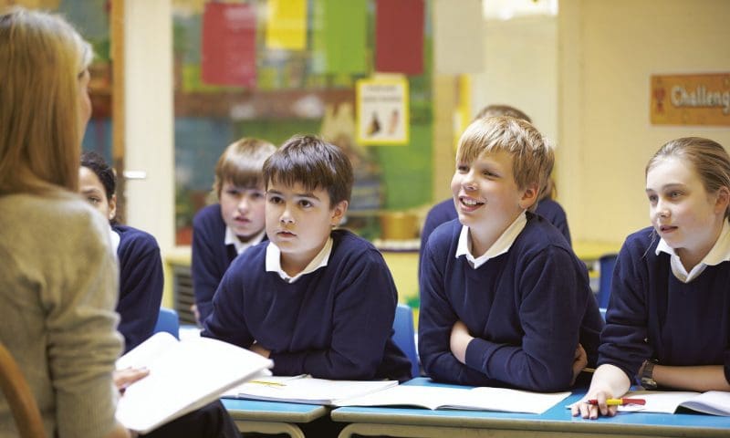 Lehrerin mit Schüler