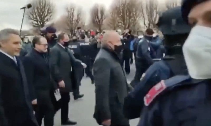 Marsch zur Angelobung Nehammer