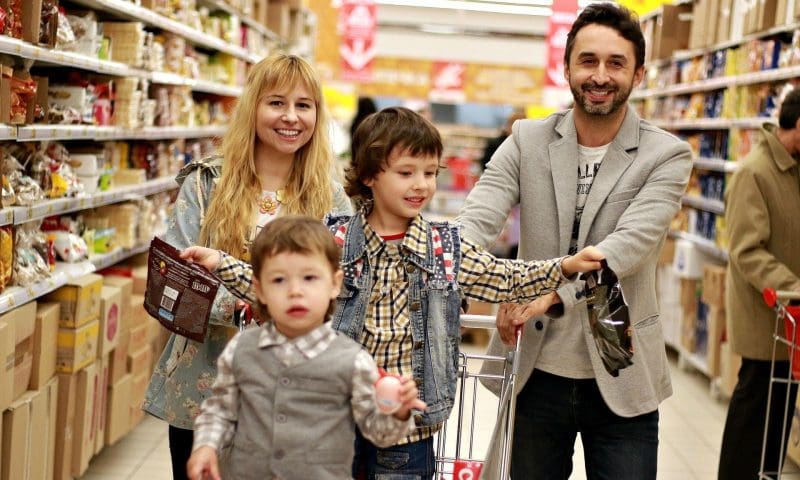 Familie beim Einkaufen