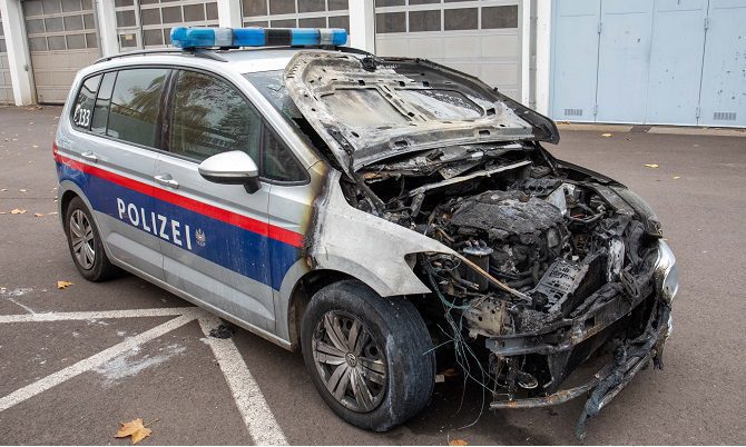 Verbranntes Polizeiauto