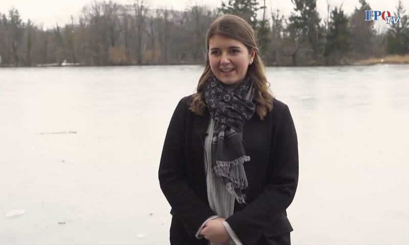 Julia, Pflegerin, 26
