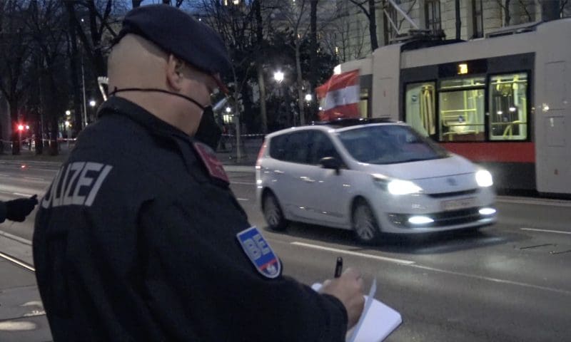 Polizist notiert Kennzeichen