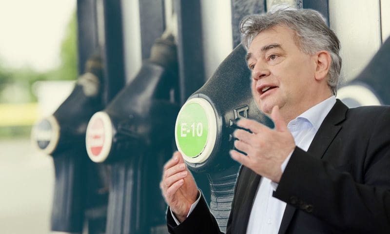 Werner Kogler / Zapfsäule
