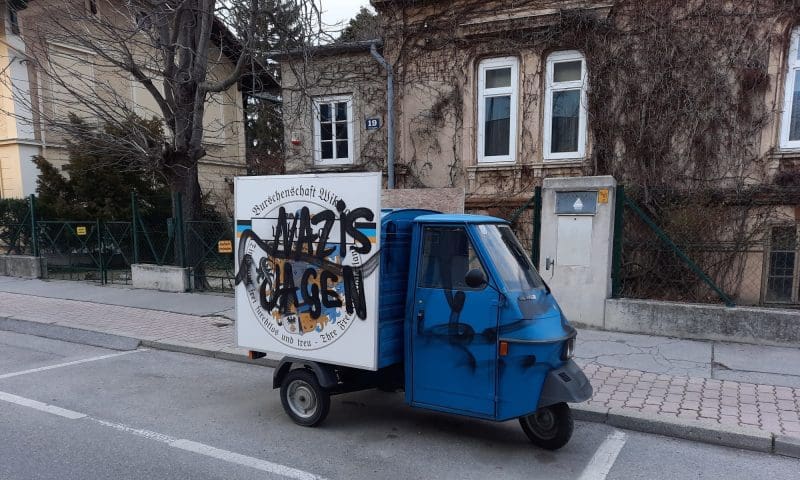 Beschmiertes Burschenschafter-Fahrzeug