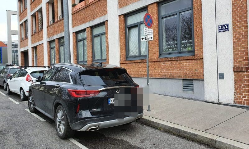 SUV im Halte- und Parkverbot