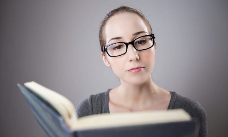 Frau beim Lesen