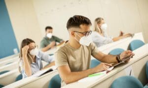 Studenten mit Masken im Hörsaal