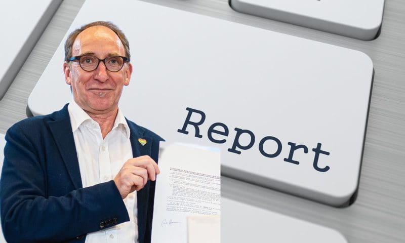 Gesundheitsminister Johannes Rauch und Computer-Tastatur
