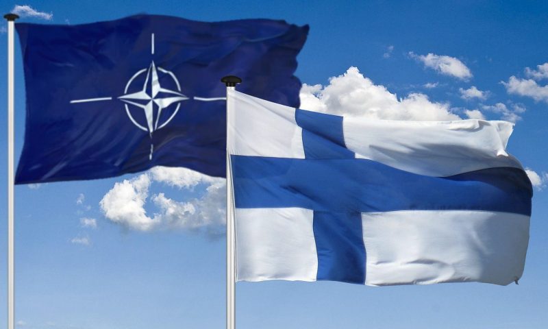 Fahnen Finnland und NATO