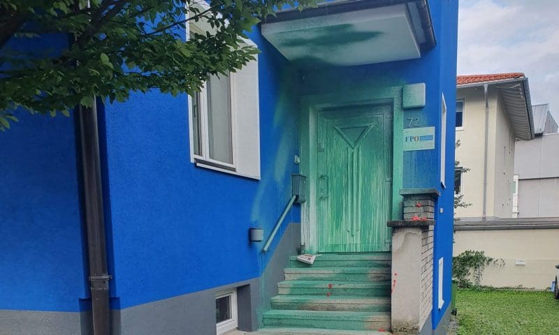 FPÖ Landesgeschäftsstelle Tirol / Farbanschlag