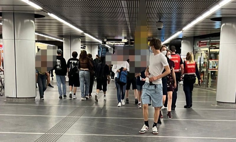 Menschen in U-Bahn-Station Stephansplatz