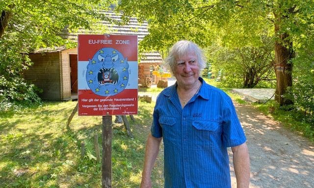 Franz Singer vor dem Schild "EU-freie Zone"