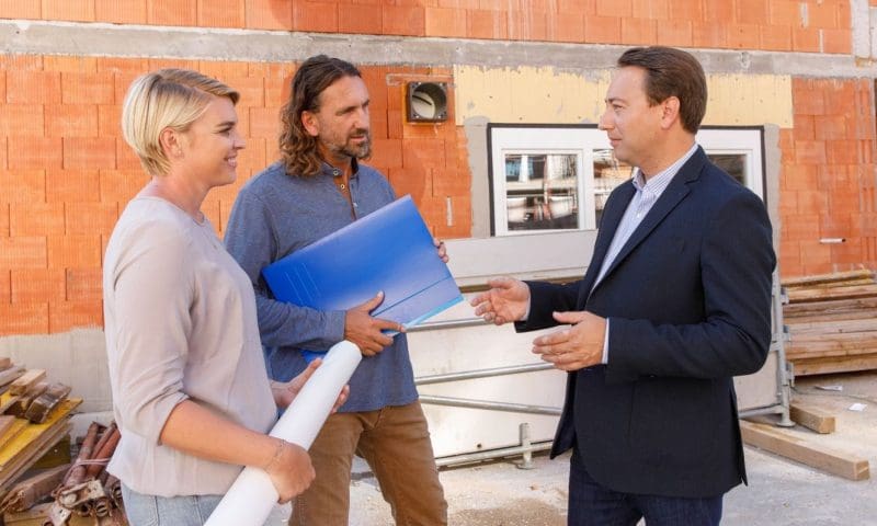 Manfred Haimbuchner mit Familie und Baustelle