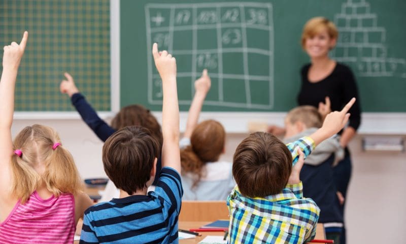 Lehrerin und Schulklasse