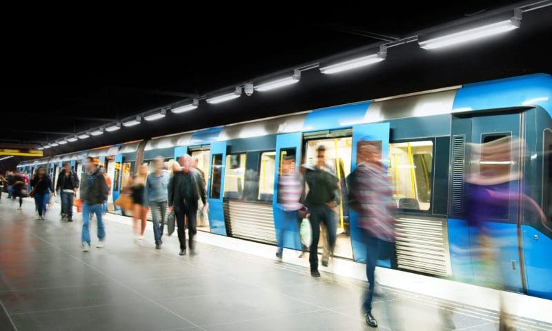 Zug und Fahrgäste