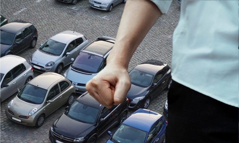 Parkplatz und Faust