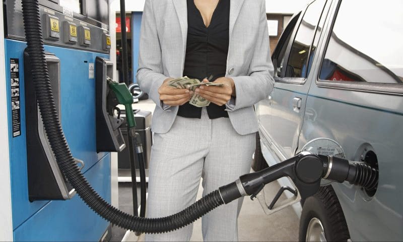 Tankstelle / Frau zählt Geld
