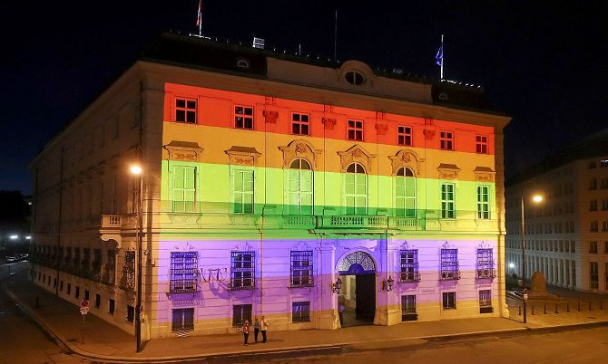 Bundeskanzleramt mit Regenbogen-Beleuchtung