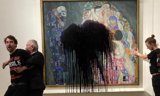 Farbattacke auf Klimt-Gemälde