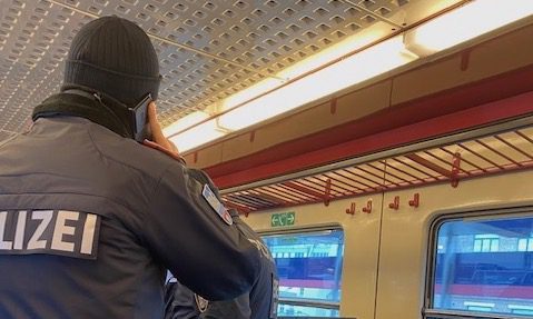 Polizist in S-Bahn