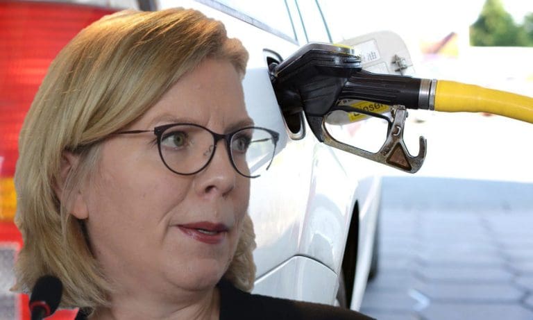 Leonore Gewessler und Zapfsäule/Tankstelle