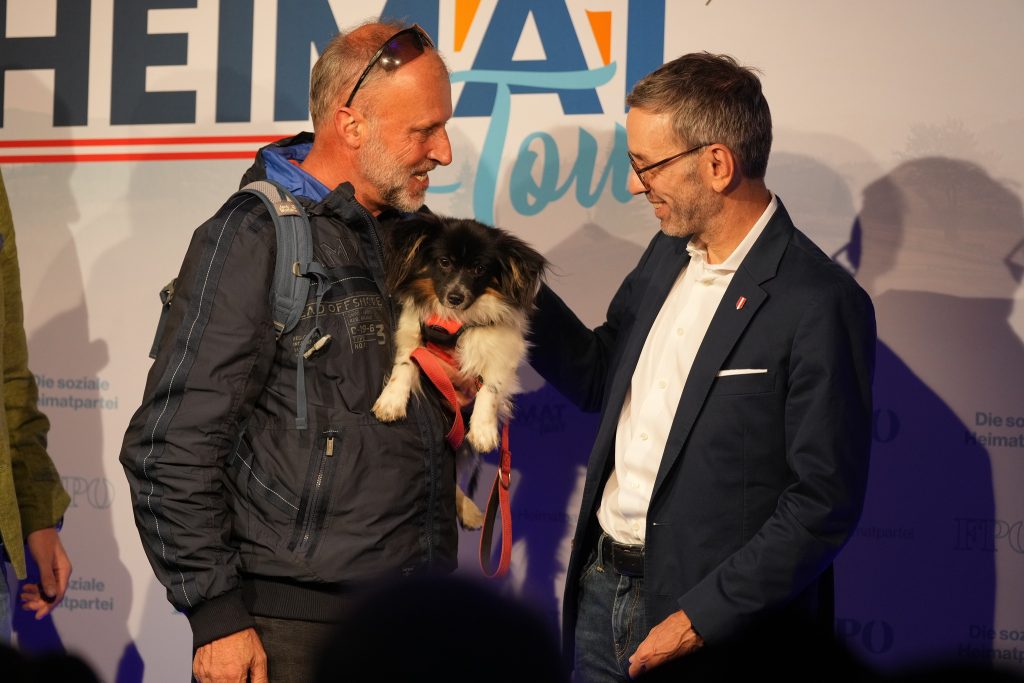 Herbert Kickl mit Fan und Hund