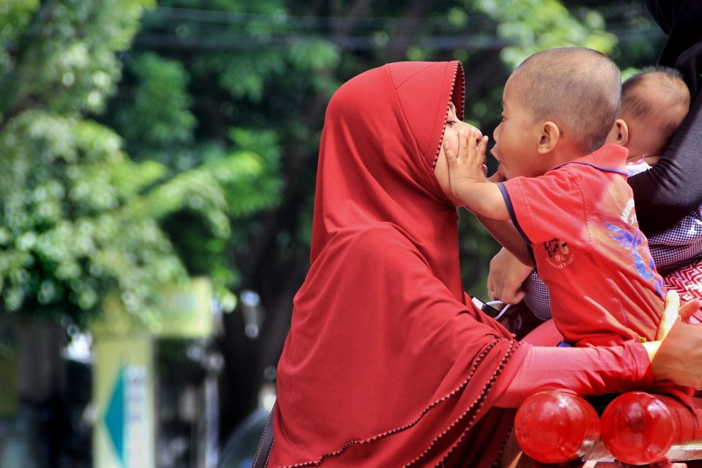 Muslimische Mutter und ihr Kind