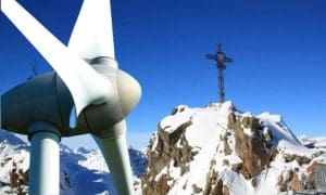 Gipfelkreuz und Windrad