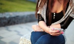 Mädchen mit Mobiltelefon