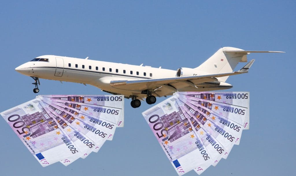 Flugzeug wirft Geldscheine ab